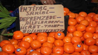 Depremzedeler için pazardaki tezgahını ücretsiz açtı