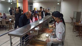 Depremzedeler ilk iftarlarını kaldıkları yurtta açtı