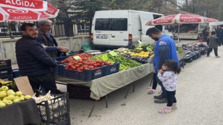 Depremzedeler semt pazarlarında alışveriş yapmaya başladı