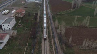 Depremzedelere giden yaşam konteynerleri Kayseriden geçti