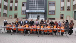 Depremzedeli öğrencilere ‘şehrimize hoş geldiniz pastası