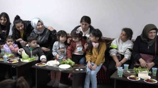 Depremzedenin yaktığı ağıt, salondakileri ağlattı