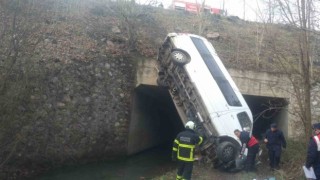 Dere yatağına düşen minibüsteki 13 kişi yaralandı
