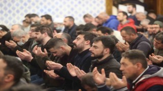 Diyanet İşleri Başkanı Erbaş, Hacı Bayram Camiinde depremzedelerle bir araya geldi