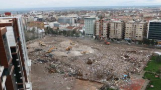 Diyarbakırda acil yıkılacak binaların enkaz kaldırma çalışmaları devam ediyor