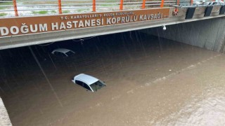 Diyarbakırda araçlar sağanakla birlikte alt geçitte mahsur kaldı