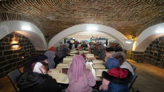Diyarbakırda depremde hayatını kaybedenler için hatim okunuyor