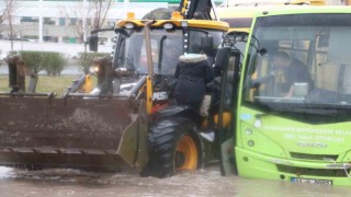 Diyarbakırda selin ortasında mahsur kalan yolcuları vatandaş tahliye etti