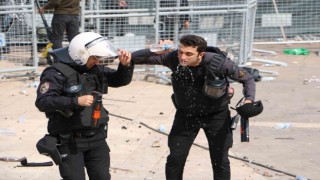 Diyarbakırda terör yandaşları polise taş ve su şişeleri fırlattı