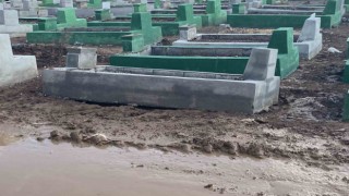 Diyarbakırda yağmur sonrası depremzedelerin mezarları çöktü, obruklar oluştu