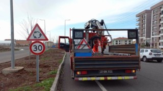 Diyarbakırda yol güvenliği için trafik levhaları konuldu