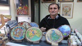 Doğadaki atık kütükleri işleyerek sanat eserine dönüştürüyor