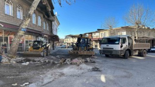 Dulkadiroğlunda ara sokaklar molozlardan temizleniyor