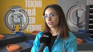 Dünya şampiyonu depremzede Esma Yıldız, ihtiyaç sahiplerinin yardımlarına koşuyor
