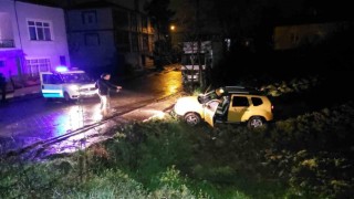 Duraktaki taksiyi çalan şahıs kovalamacada 3 polis aracına çarpıp bahçeye uçtu: 1i polis 2 yaralı