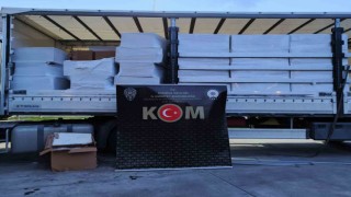 Durdurulan tırda milyonlarca bandrolsüz kaçak sigara ele geçirildi