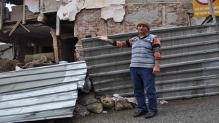 Duvarları çöken tarihi bina tehlike saçıyor