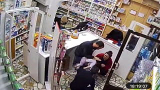 Eczacıdan hayat kurtaran Heimlick manevrası