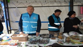 Edremit İlçe Müftülüğü depremzedeler için meydanda çadır kurdu