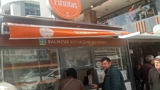 Edremitte vatandaş Fırıntaşın 350 gramlık pidesine hücum etti