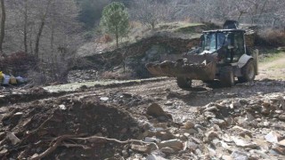 Efeler Belediyesi, yağış nedeniyle kapanan yollara müdahale etti