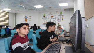 El Cezerinin torunları bilgisayarda kendi tasarladıkları oyunları oynuyor