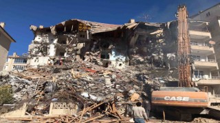 Elazığda ağır hasarlı binaların yıkımları sürüyor