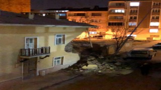 Elazığda iki katlı evin dış cephesinde dökülmeler meydana geldi