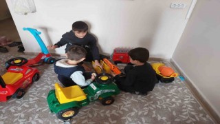 Elazığda misafir edilen depremzede çocuklara oyuncak hediyesi