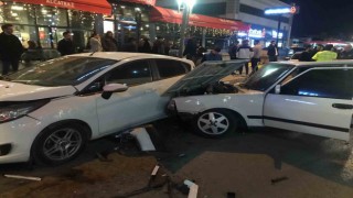 Elazığda otomobil, park halindeki araçlara çarptı: 2 yaralı