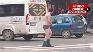 Elinde bıçakla yarı çıplak caddeye çıktı: Kimse ne olduğunu anlayamadı