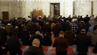 Eller depremzedeler için semaya kalktı