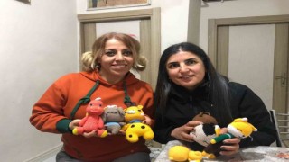 Elleriyle ördüğü origamı bebekleri depremzede çocuklara gönderdi