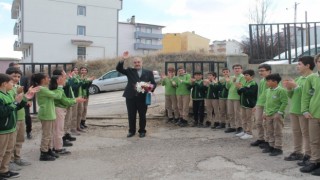 Emekliye ayrılan 37 yıllık öğretmene doğum gününde duygu dolu veda