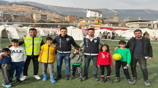 Emetli polis memurları Kahramanmaraşta depremzede çocuklarla top oynadı