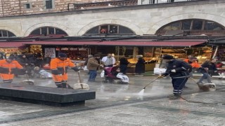 Eminönü Meydanı Ramazan arifesinde sıcak su ve köpükle yıkandı