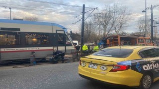 Eminönü-Sirkeci istikametinde seyrederken tramvay tekrar raydan çıktı.