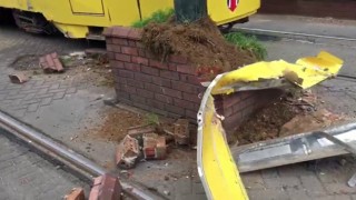 Eminönünde raydan çıkan tramvay kaza yaptı