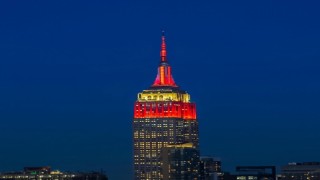 Empire State Binası depremzedeler için kırmızı-beyaz renklerle ışıklandırıldı