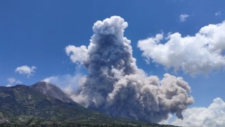 Endonezyadaki Merapi Yanardağında patlama