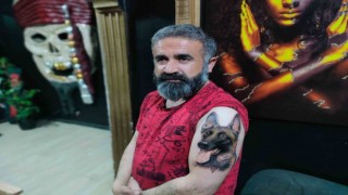 Enkaz altında hayatını kurtaran köpeğin resmini vücudunda ömür boyu taşıyacak