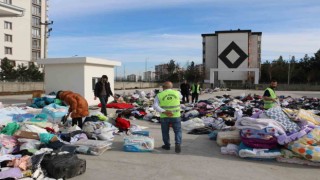 Enkaz eşyaları arasında yakınlarının hatıralarını arayan vatandaş,bulduğu 150 bin değerindeki ziyneti teslim etti