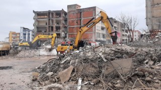 Enkaz kaldırma çalışmaları yağmura rağmen devam ediyor