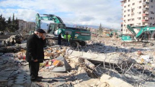 Enkazda hatıra arayan yaşlı adam: Şu enkazla, ben de enkaz oluyorum