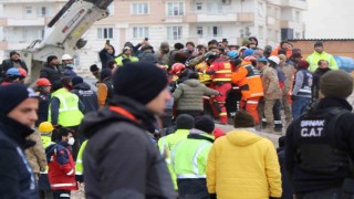 Enkazdan 106 saat sonra sağ çıkarılan Elif ilk isteği olan çantaya kavuştu