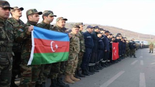 Enkazdan 53 kişiyi sağ çıkartan 236 Azerbaycan personeli dönüşe geçti