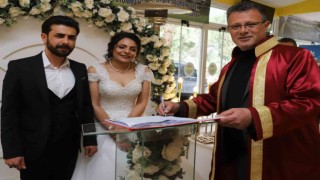 Enkazdan kurtuldu, Alaşehirde gözyaşlarıyla evlendi