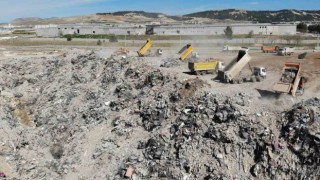 Enkazın döküldüğü dere yatağı moloz dağına dönüştü