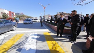 Erciş Belediyesi yaya geçidi, duraklar ve kasislerde boyama çalışmaları yaptı