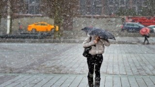 Erzincanda aralıklı yağmur ve rüzgar